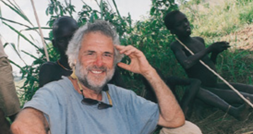 עבר מגידול דבורים לביוכימיה של חיידקים, ומשם לאימונולוגיה וחקר הסרטן. בין לבין גם הספיק לטייל. אשחר בטיול באפריקה, 1999| צילום: מכון ויצמן למדע