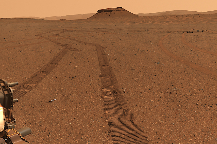 משאיר אבק לרכבי המאדים האחרים. צילום העקבות שרכב החלל פרסבירנס הותיר בנסיעה ב-2023, במרכז אפשר לראות מיכל מתכת בצורת צינור עם דגימה שנטל לאיסוף עתידי | מקור: NASA/JPL-Caltech/ASU/MSSS