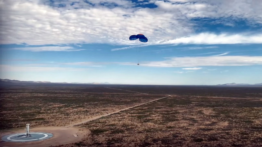 הגיעו ל-70 תיירים לגבול החלל. החללית של בלו אוריג'ין צונחת בסיום המשימה, לא רחוק מכן השיגור שעליו נחת טיל ניו שפרד ששיגר אותה | צילום: Blue Origin