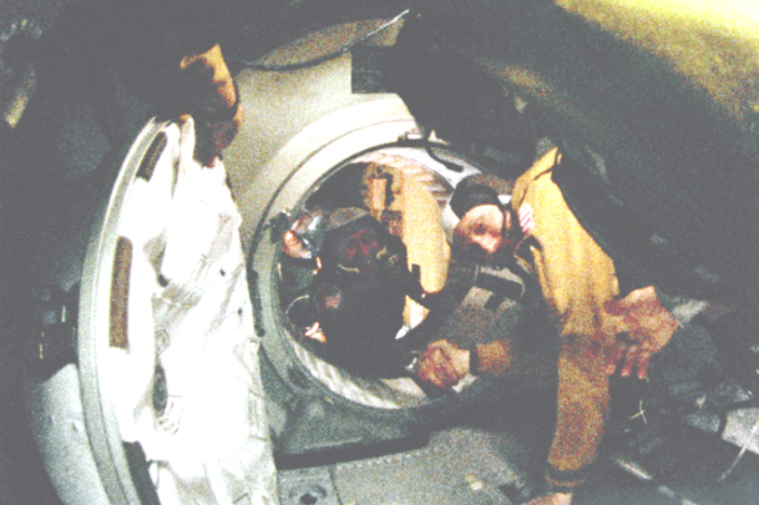 רגע היסטורי במלחמה הקרה, שהיה תחילתו של עידן חדש. האסטרונאוט האמריקאי טום סטפורד לוחץ את ידי עמיתו הסובייטי אלכסיי ליאונוב לאחר חיבור החלליות שלהם בחלל | צילום: NASA