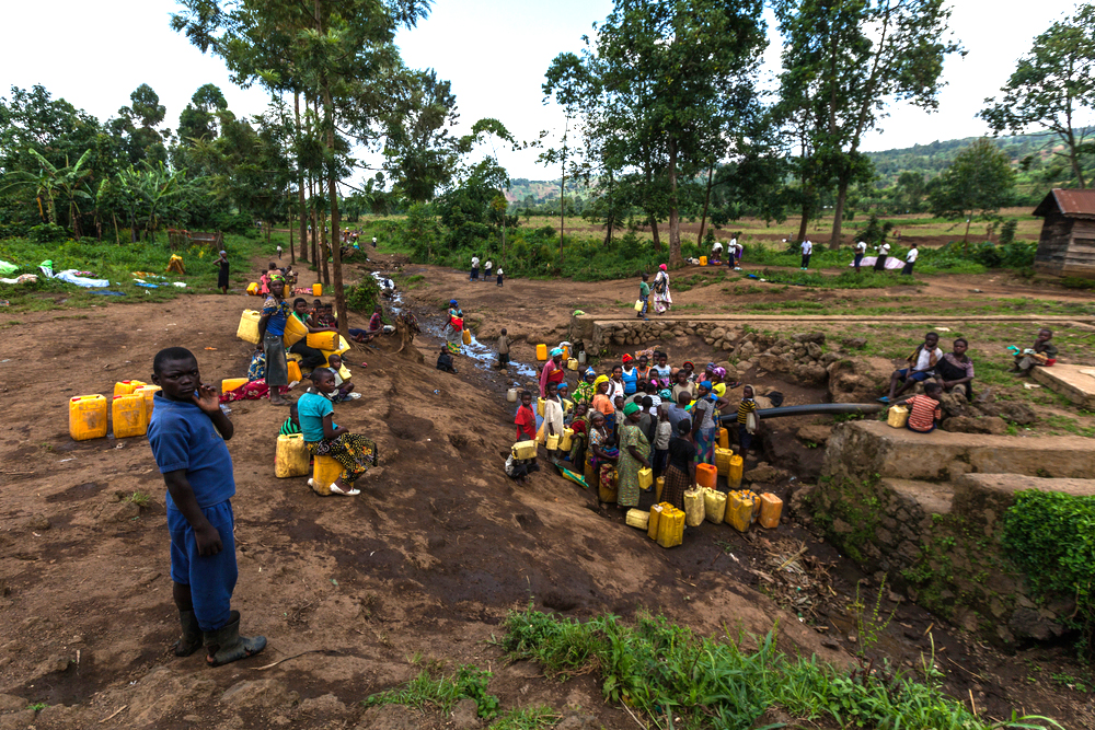 בהעדר תשתיות מתאימות, התפרצות של כולרה במדינה נגועה היא רק עניין של זמן. תושבים בקונגו ממתינים לקבלת מים | צילום: Denys.Kutsevalov, Shutterstock