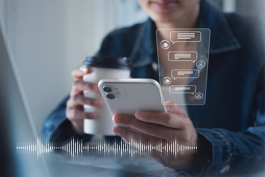 שימוש רב בצ’אטבוטים מבוססי בינה מלאכותית עלול להעמיק תחושות של בדידות, ליצור תלות רגשית, ואף לפגוע בתקשורת עם בני אדם. אישה מדברת עם צ'אטבוט | Shutterstock, TippaPatt