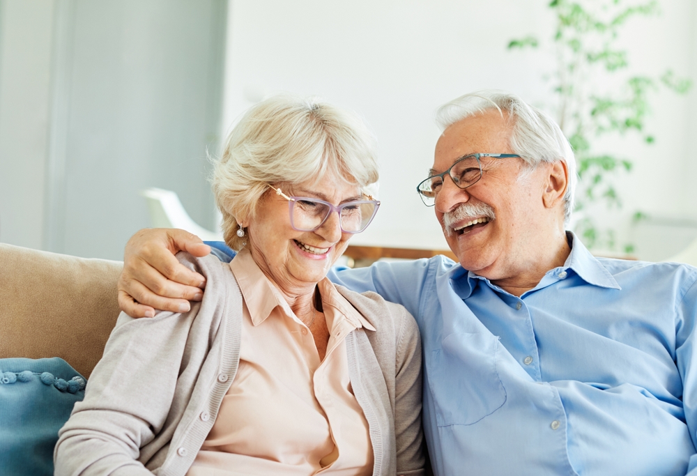 במוחותיהן של נשים מבוגרות יש רמות גבוהות יותר של PLP1 בהשוואה לגברים מבוגרים, ומכאן שממצאי המחקר, בסבירות גבוהה, רלוונטיים גם לבני אדם. אישה וגבר מבוגרים | pics five, Shutterstock