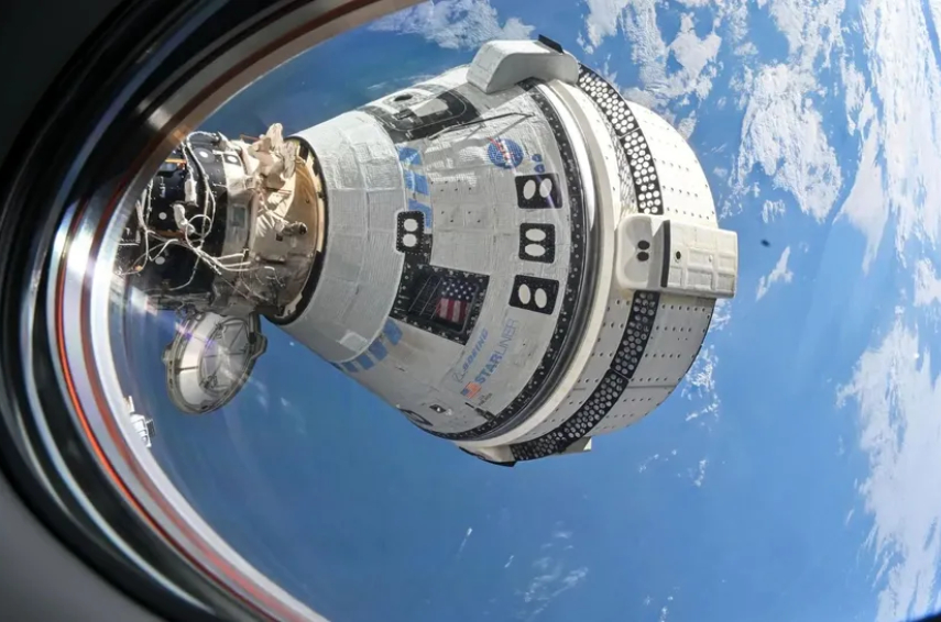 תטוס שוב עם אסטרונאוטים כנראה רק לקראת סוף 2026. חללית סטארליינר עוגנת בתחנת החלל הבינלאומית בקיץ 2024 | צילום: NASA