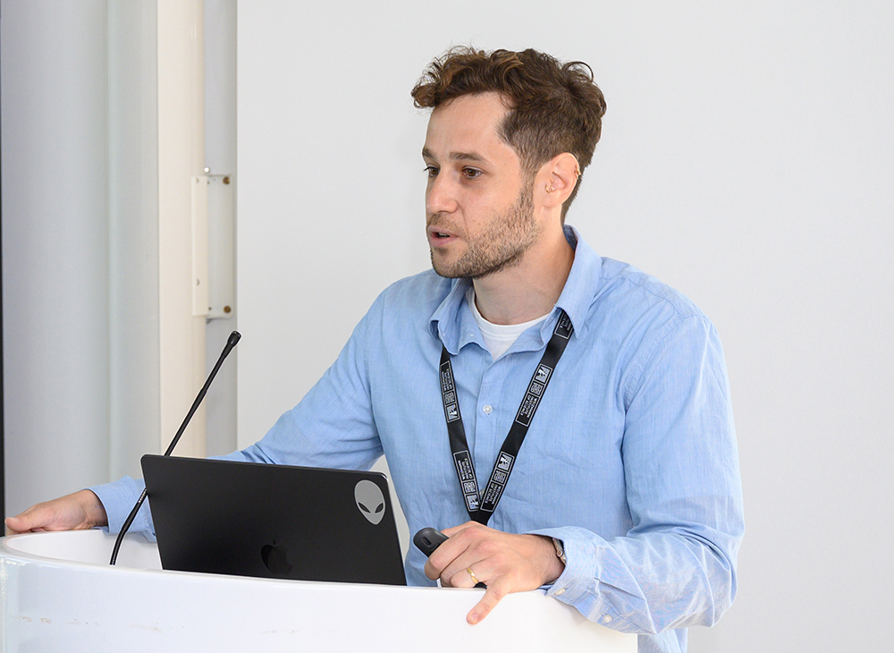 הדרך הסבירה ביותר לגלות סימני חיים על אירופה, לפחות עד שחללית תנחת שם. גידי יופה בכינוס במכון ויצמן | צילום: אוהד הרכס, מכון ויצמן למדע 