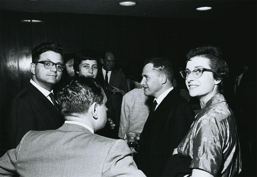 ב-1946 החל רוכמן בלימודי הנדסת חשמל במסצ'וסטס, שם גם פגש את מי שתהיה רעייתו, מריון (רות) לבית אולץ', אמנית וגרפיקאית. מריון ושמיל רוכמן בחנוכת בניין במכון ויצמן, 1963 | ארכיון מכון ויצמן