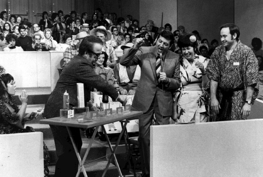 השעשועון התבסס על פרסים יקרי ערך, כמו מכשירי חשמל למטבח, מערכת ריהוט לסלון הביתי או גולת הכותרת: מכונית. סט השעשועון "עשינו עסק", מונטי הול במרכז | ויקיפדיה, נחלת הכלל