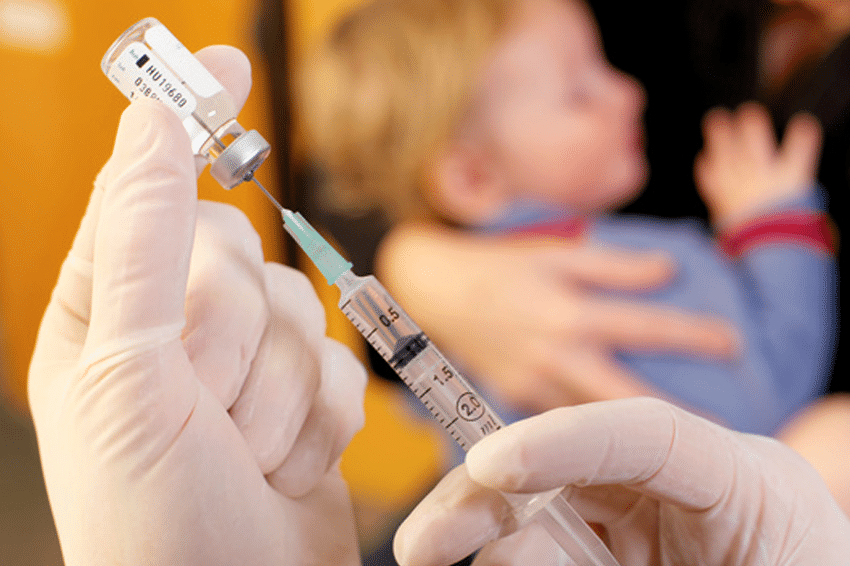 כל אותם ילדים שלא מחוסנים נגד חצבת אינם מחוסנים בשגרה גם נגד אדמת. פעוט מקבל זריקת חיסון | TEK Image / Science Photo Library