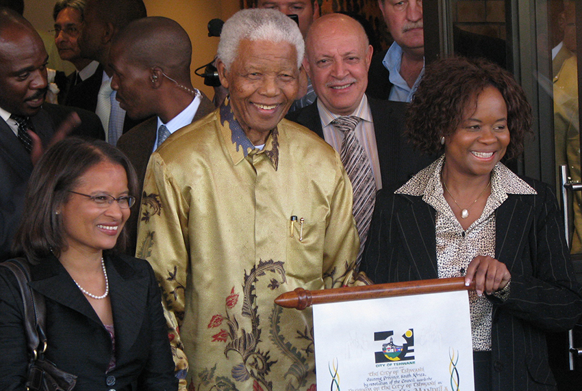 אנשים רבים בטוחים, בטעות, שנלסון מנדלה נפטר במהלך שהותו בכלא בשנות השמונים של המאה הקודמת. מנדלה, חי וקיים ב-2008 | ויקימדיה, South Africa The Good News