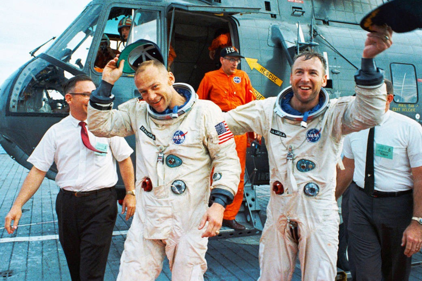 סיום מוצלח לתוכנית ג'מיני. לאבל (מימין) עם באז אולדרין, נוחתים על סיפון נושאת המטוסים Wasp לאחר שנמשו מהים בסיום משימת ג'מיני 12 | צילום: NASA