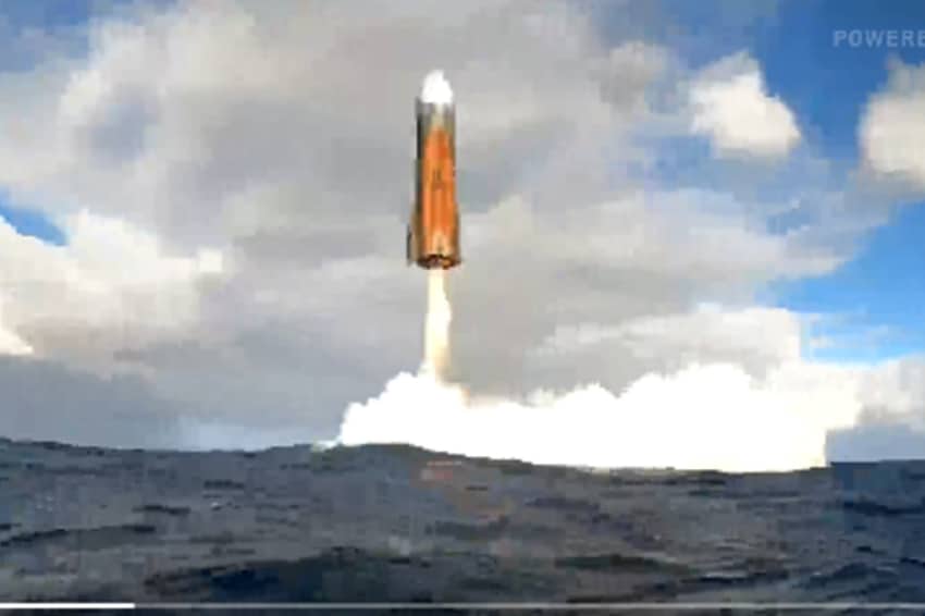 תמרון נחיתה מוצלח לאחר מבחן מאתגר. החללית מאזנת עצמה מעל פני הים באוקיינוס ההודי בסיום המשימה. צילום מסך מתוך השידור של חברת SpaceX