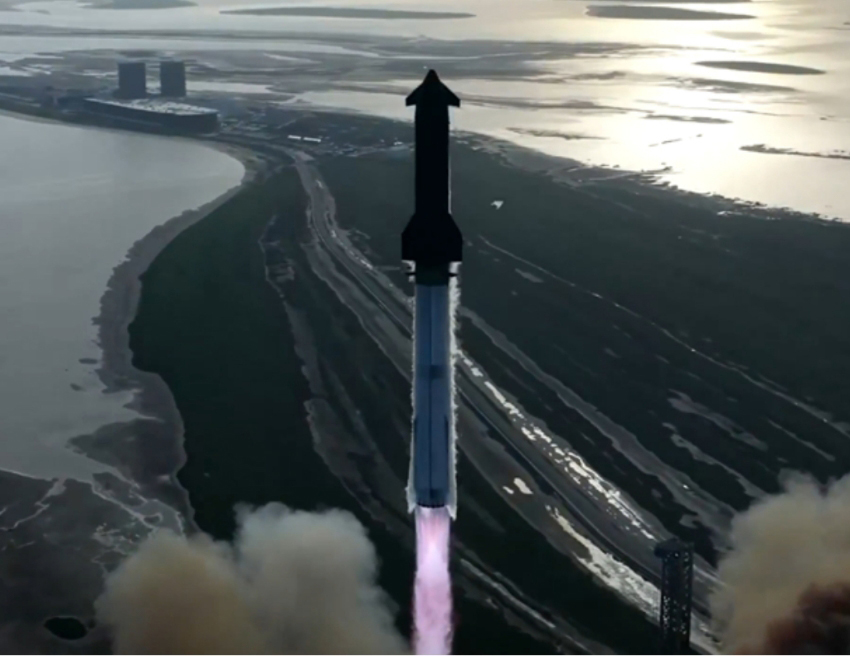 בניסוי הלילה החללית עמדה בכל היעדים, בהם הצבת לווייני דמה והפעלה מחדש של אחד המנועים בחלל. שיגור טיסת הניסוי העשירית של סטארשיפ | צילום מתוך השידור של SpaceX איתי נבו