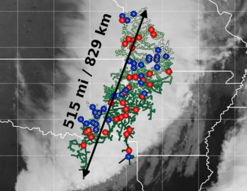 הברק הארוך ביותר שנמדד אי פעם. הדמית הברק ומקומות פגיעתו בקרקע בצילום ענני הסופה מהלוויין GOES-16 | מקור: WMO