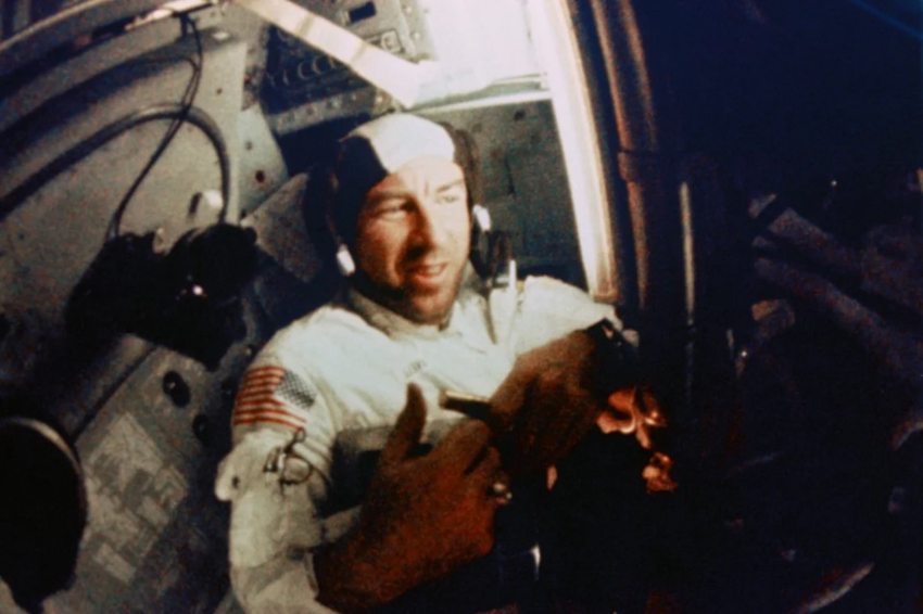 משימה היסטורית שסללה את הדרך לנחיתות המאוישות על הירח. אנשי הצוות של אפולו 8 הצטלמו על מדרגות רכב הנחיתה על הירח, שכלל לא היה במשימה שלהם. מימין: פרנק בורמן, ביל אנדרס וג'ים לאבל | צילום: NASA