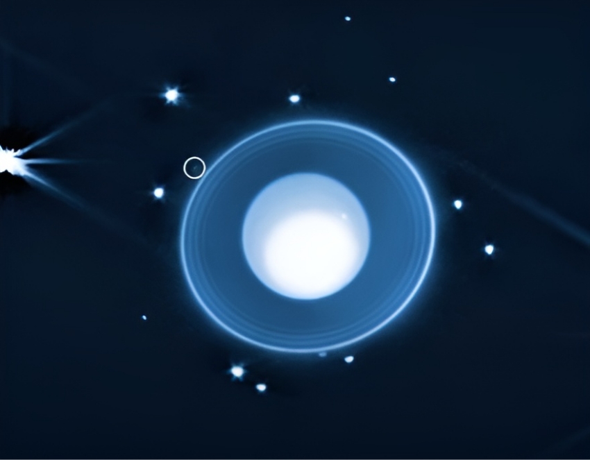 סלע בקוטר עשרה קילומטרים בלבד. מיקום הירח שהתגלה סביב אורנוס, סמוך לטבעות של כוכב הלכת, בצילום תת-אדום של טלסקופ החלל ג'יימס וב | מקור: NASA, ESA, CSA, STScI, M. El Moutamid (SwRI), M. Hedman (University of Idaho)