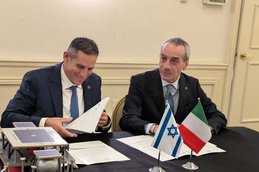 החליט לא לבקש הארכה של תפקידו. מנהל סוכנות החלל הישראלית, אורי אורון (משמאל) חותם על ההסכם עם עמיתו מאיטליה, תיאודורו ולנטה בכינוס החלל בתל אביב, ינואר 2025 | צילום: איתי נבו