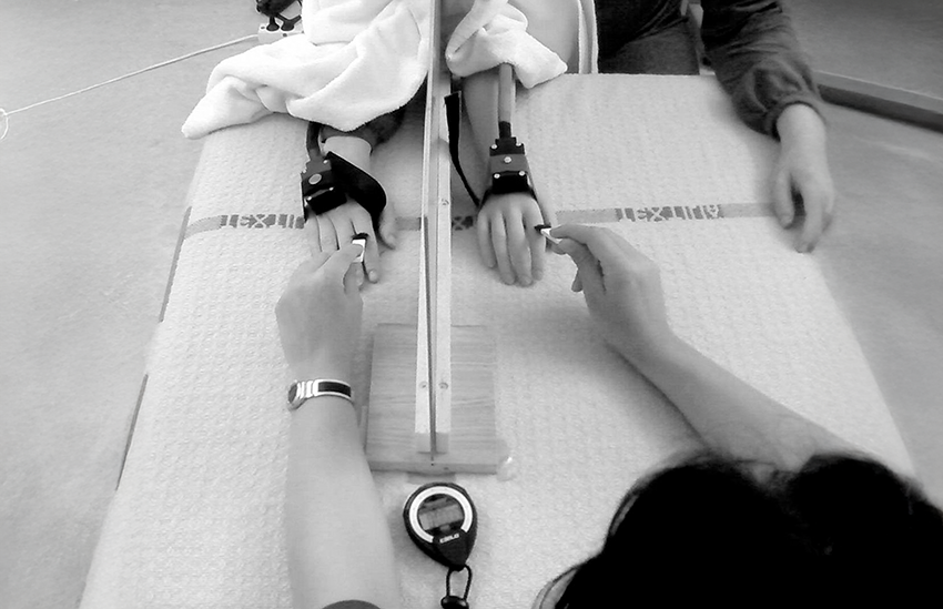 של מי היד הזו? ניסוי יד הגומי על אדם, שידו הימנית מוסתרת מעבר למחיצה | מקור: מאמר המחקר Mohan et al