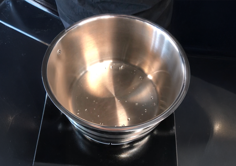 טיפות מים בצורת כדורונים מים המפזזים על סיר חם, מעל טמפרטורת ליידנפרוסט | צילום: שלי קרן-גיל