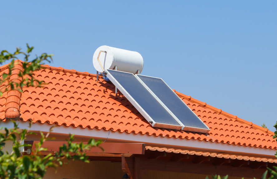 קולטים של דוד שמש. החלק התחתון שלהם שחור כדי לקלוט יותר אנרגיה מהשמש ולחמם את המים ביעילות רבה יותר | צילום: Aleksandr Simonov, Shutterstock