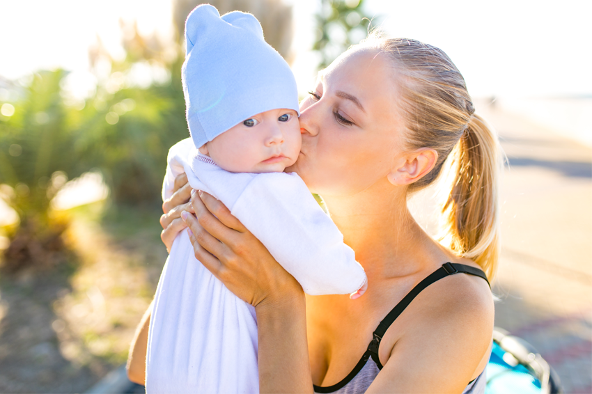 מלבד תפקידיו הפיזיולוגיים, לאוקסיטוצין תפקיד חשוב בהתנהגויות אנושיות כמו מערכות יחסים רומנטיות, עוררות מינית, קשר בין הורה לתינוק, אמון, אמפתיה ועוד. אם ותינוקה | yurakrasil, Shutterstock