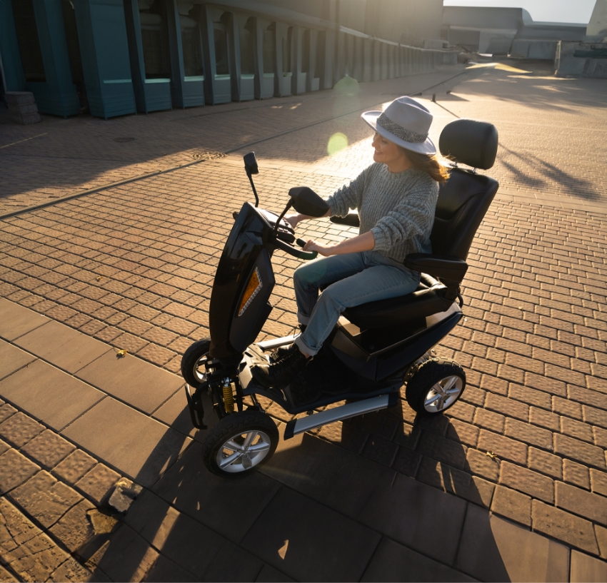 שים בגיל הפוריות שחולות בטרשת נפוצה נוטות לקבל פחות תרופות שמעכבות את התפתחות המחלה בהשוואה לגברים שמצבם דומה. אישה בקלנועית | Scharfsinn, Shutterstock