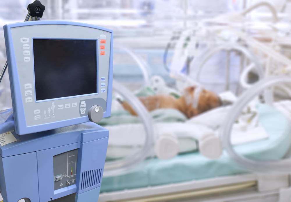 בשבוע החולף נפטרו בישראל שני פעוטות כתוצאה ממחלת החצבת. תינוק מחובר למכונת הנשמה | Shutterstock, Pasonglit Junuan