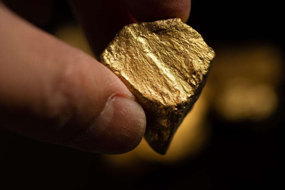 המדע המודרני מאפשר להבין איך אפשר לייצר זהב מלאכותי. כורה אוחז בגוש זהב | צילום: Phawat, Shutterstock