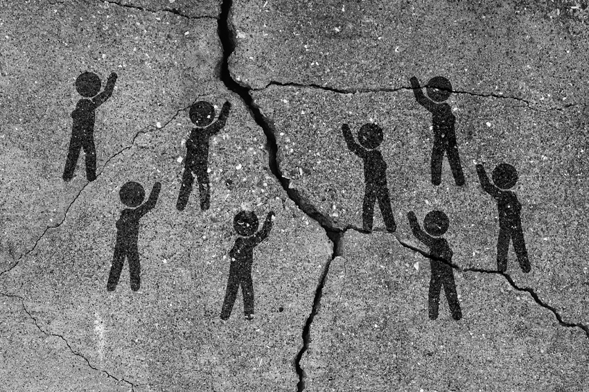 מחקרים הראו שאוקסיטוצין משפר את האמון, את שיתוף הפעולה ואת הנדיבות באינטראקציות חברתיות. שתי קבוצות אנשים בעימות זו עם זו | hachiware, Shuttestock