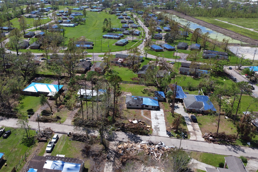 פיטר וקלוד הצטרפו לארגון מתנדבים בשם VISTA, ששלח אותם להומה שבלואיזיאנה. תמונה של הומה מ-2021 | Shutterstock, Wirestock Creators 