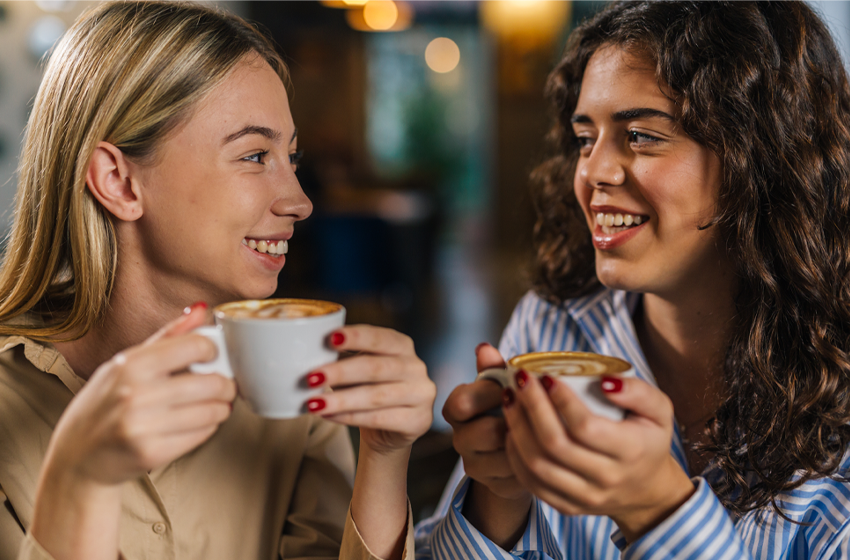 אוקסיטוצין משפר את הזיכרון לפרצופים ואת היכולת שלנו לזהות רגשות בהתאם להבעות פנים, וגורם ליצירת יותר קשר עין. שתי חברות בשיחה לבבית מביטות זו בזו | Dejan Dundjerski, Shutterstock