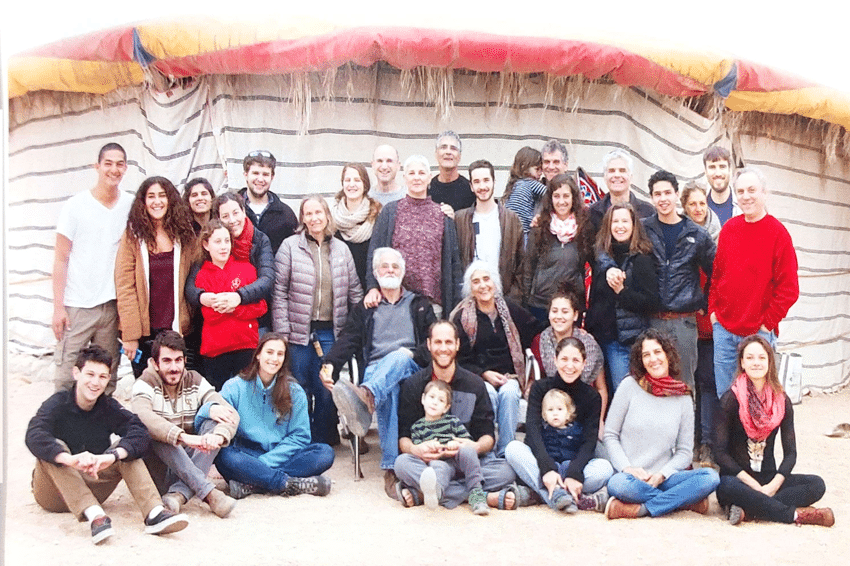 הניצחון על הנאצים הושלם. אברהם ונעמי במרכז, עם הילדים הנכדים והנינים בטיול משפחתי בעזוז, 2016. צילום מתוך ספרו של רינת, באדיבות המשפחה