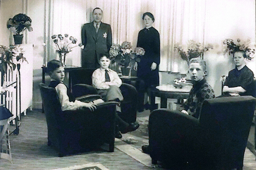 שנים קשות. אברהם ריינר, יושב שני משמאל, בבר-מצווה שלו ב-1942 בבית המשפחה באמסטרדם. משמאל האח מרקו, עומדים הוריו, ומימין בן הדוד סול והדודה אווה. צילום מתוך ספרו של רינת, באדיבות המשפחה