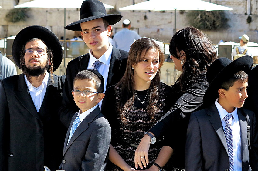 בחברה הישראלית, ובעיקר במגזרים דתיים ומסורתיים, משפחות גדולות נחשבות לנורמה ולעיתים אף לדרישה חברתית. משפחה חרדית בכותל המערבי | Reinhardt König, Flickr