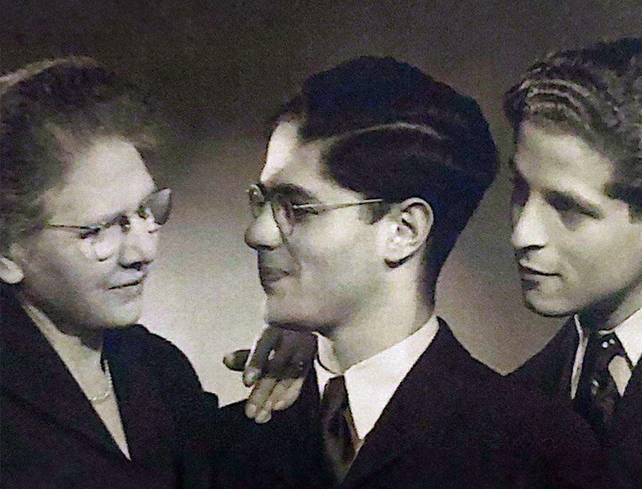 למד פיזיקה באמסטרדם, עלה ארצה בשנות ה-50, ועסק במחקר במכון ויצמן עד פרישתו לגמלאות. מימין: סול, אברהם רינת, אמו ואחיו מרקו. צילום מתוך ספרו של רינת, באדיבות המשפחה