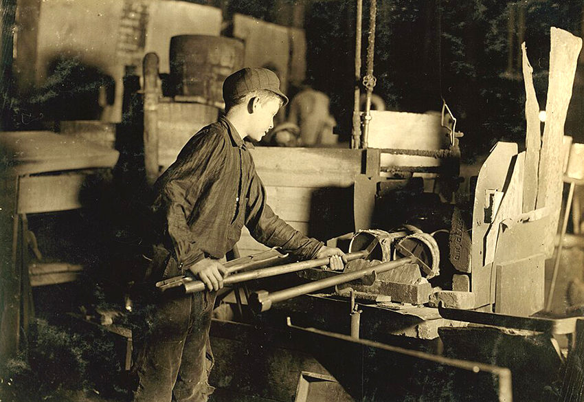 עם התפתחות התעשייה ותהליכי העיור ילדים עברו לעבוד כשכירים במפעלים וכל ילד הכניס למשפחתו כסף. נער עובד במפעל זכוכית בניו ג'רזי, ארצות הברית, 1909 | Photo by Lewis Hine, from the Library of Congress, National Child Labor Committee Collection