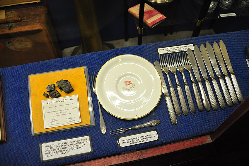 עד כה נמשו אלפי פריטים מהטיטאניק, רבים מהם מוצגים לציבור. כלי אוכל מהאנייה וכמה גושי פחם ממחסניה מוצגים במוזיאון הספינות הטרופות בצ'רלסטון שבאנגליה | צילום: Nilfanion, Wikipedia