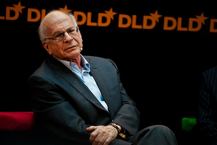 סדרת הכתבות מוקדשת לשני חוקרי הפסיכולוגיה ההתנהגותית הישראלים, שבמידה רבה יצרו במו ידיהם את תחום המחקר המרתק של הטיות החשיבה וקבלת ההחלטות: דניאל כהנמן ועמוס טברסקי. כהנמן ב-2009 | ויקימדיה, nrkbeta