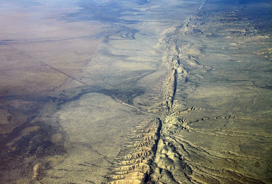 גבול הלוחות הטקטוניים ״סן אנדראס״, המפריד בין הלוח הפסיפי ללוח הצפון אמריקאי וחוצה את קליפורניה. ניתן לראות חלק ישר יחסית של השבר, אולם ישנו עיקול קל בחלקו הצפוני | ויקימדיה, Ikluft