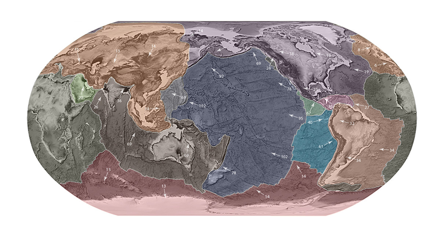 החיכוך בין הלוחות גורם לצבירה של אנרגיה שלבסוף מתפרצת כרעידת אדמה. המספרים בתמונה מציינים בכמה מילימטרים בשנה נע כל לוח טקטוני ביחס ללוח האפריקאי | מקור: NATIONAL OCEANIC AND ATMOSPHERIC ADMINISTRATION, ויקימדיה.