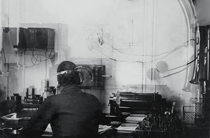 אחד ממשדרי הרדיו החזקים שנבנו עד אז, ושני האלחוטנים טיפלו גם במברקים של הנוסעים וגם באזהרות מפני מזג אוויר וקרחונים. חדר האלחוט של הטיטאניק | צילום: פרנסיס בראון (Browne), ויקיפדיה, נחלת הכלל