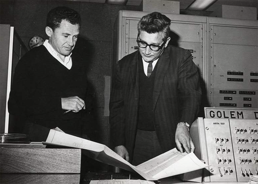 עלותו הכוללת של פרויקט גולם נאמדה אז בכ-2.5 מיליון לירות (קרוב ל-24 מיליארד ש"ח במושגי ימינו). פרופ' ברטרם באסל מאוניברסיטת קליפורניה בלוס אנג'לס ושמיל רוכמן לצד גולם | ארכיון מכון ויצמן
