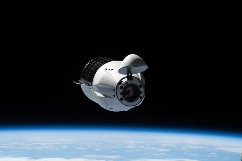 צעד בדרך לפיתוח חללית הגרירה הייעודית. חללית דרגון לא מאוישת במשימת האספקה CRS-33 בדרכה לעגינה בתחנת החלל הבינלאומית, אוגוסט 2025 | צילום: NASA