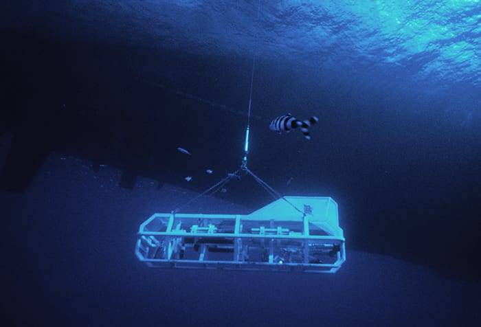 טכנולוגיה חדשנית במימון הצי האמריקאי, שנועדה גם לשימוש אזרחי. הצוללת הלא מאוישת "ארגו" בדרך לחיפוש הטיטאניק ב-1985 | צילום:  Woods Hole Oceanographic Institution Archives