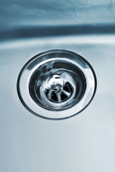 מדוע המים בכיור מסתובבים נגד כיוון השעון?