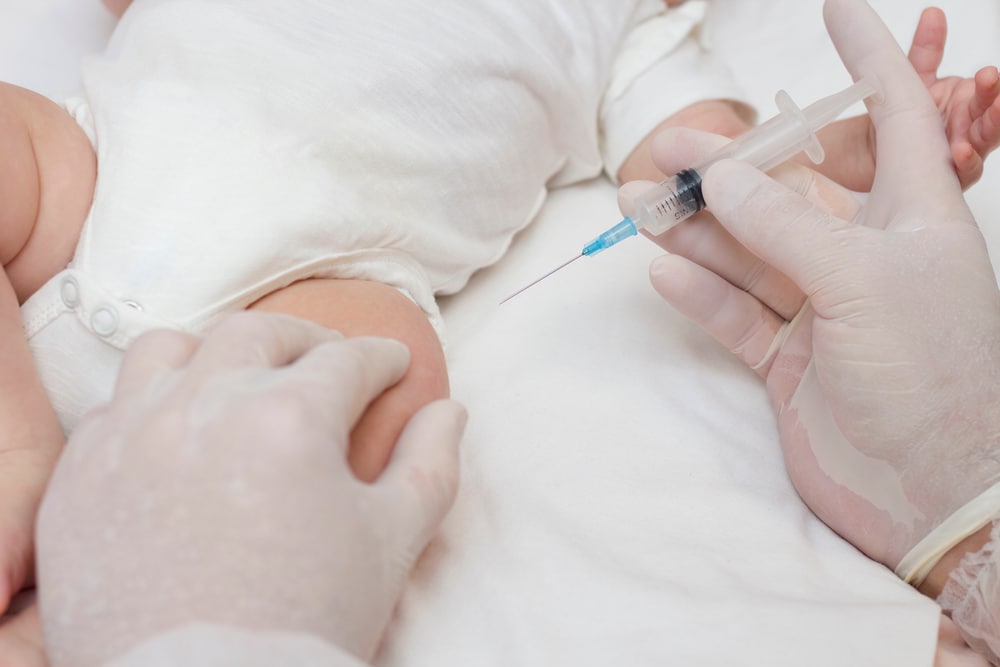 מי שנמצאים במוקדי ההתפרצות יכולים להקדים את המנה השנייה ואף לתת מנה מקדימה נוספת. תינוק מקבל חיסון | kkbs1707, Shutterstock