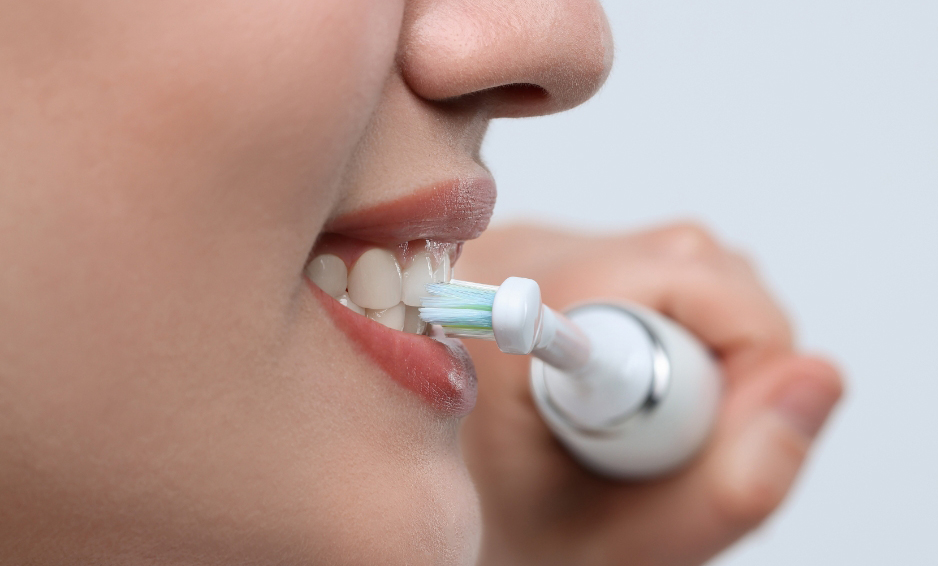 פתרון אפשרי לשחיקת זגוגית השן. אישה מצחצחת שיניים | New Africa, Shutterstock