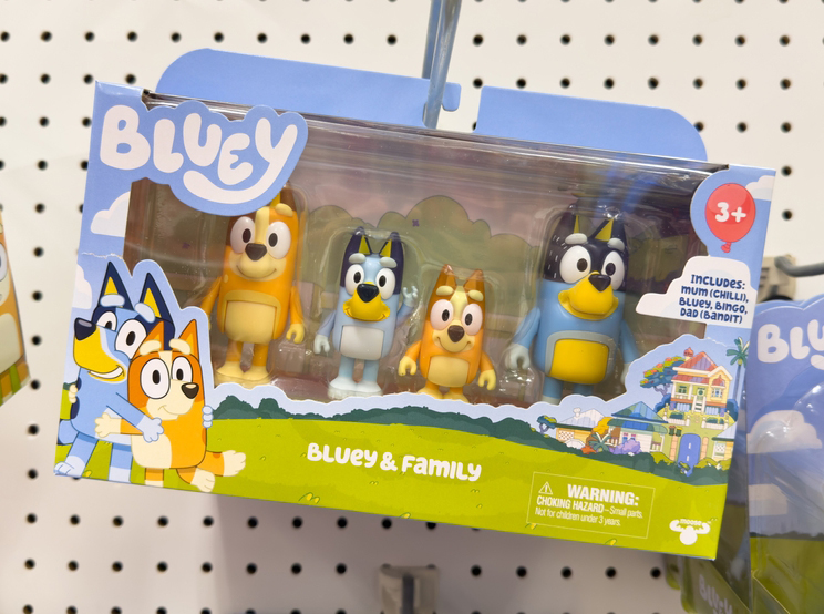 האם הסדרה סתם מרגישה כמו טיפול פסיכולוגי, או שהיא באמת מספקת לצופים כלים להתמודד עם המציאות? בובות של דמויות הסדרה בלואי | Shutterstock, ZikG