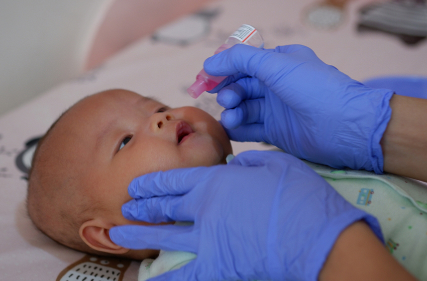 החיסון המוחלש, זה שמונע מהמקבלים אותו להפיץ את הנגיף, כבר לא ניתן בארץ. תינוק מקבל חיסון מוחלש נגד פוליו | wisely, Shutterstock