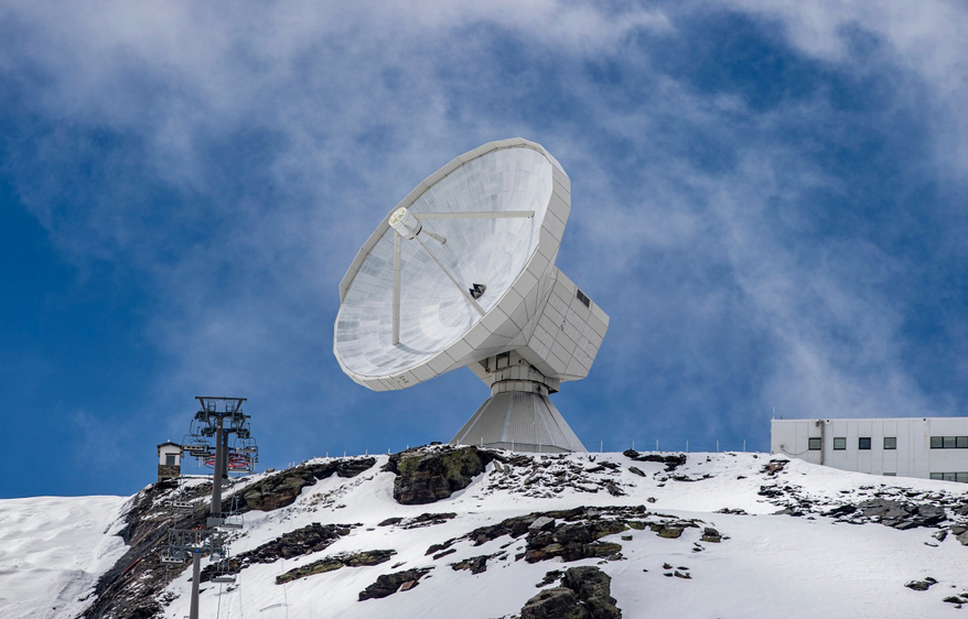 קרינת הרדיו וקרינת המיקרו הן כלים שימושיים מאוד לאסטרופיזיקאים, ובהתאם לכך גם מגוון טלסקופי הרדיו והמיקרו גדול במיוחד. טלסקופ רדיו בהרי סיירה נבאדה בספרד | Shutterstock, fornaxstock