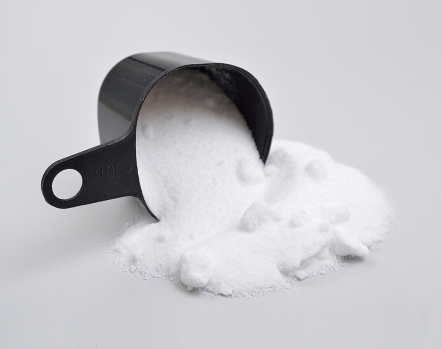 החולה החליף את מלח השולחן (נתרן כלורי) הרגיל בתזונתו במלח אחר: נתרן ברומי. כוס של אבקת נתרן ברומי | Shutterstock, spline_x